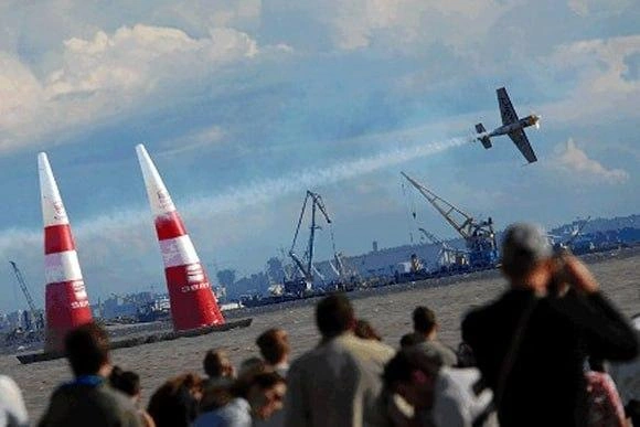 Спортивный самолет во время выполнения фигуры высшего пилотажа. | Источник: Яна Тумакова
