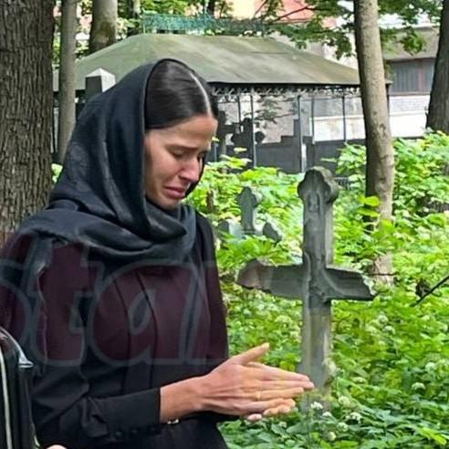 «Первая леди Курска» Полина Корнеева надела помолвочное кольцо на похороны Романа Старовойта — фото