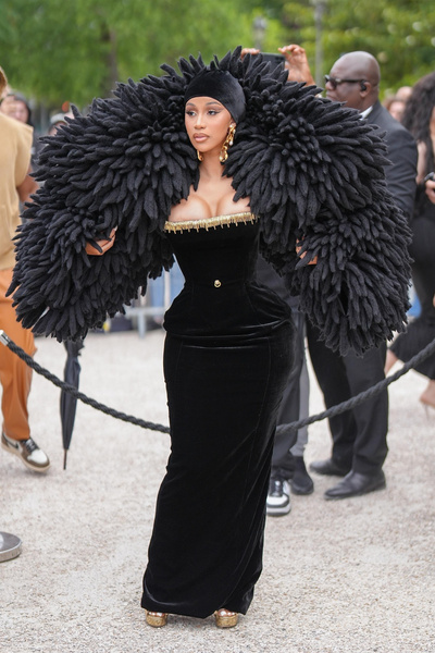 Утягивающий корсет, перья и чалма на голове: Cardi B надела очень экзотический образ на Неделю высокой моды в Париже
