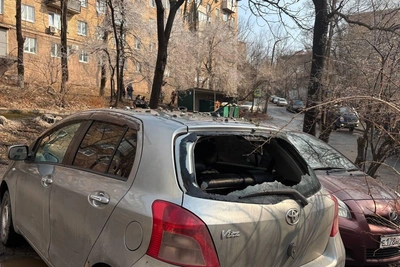 Коммунальный гейзер выбил стекла Toyota Vitz