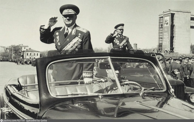 Андрей Еременко на параде в честь 10-летия Победы в 1955 году | Источник: Pastvu.com