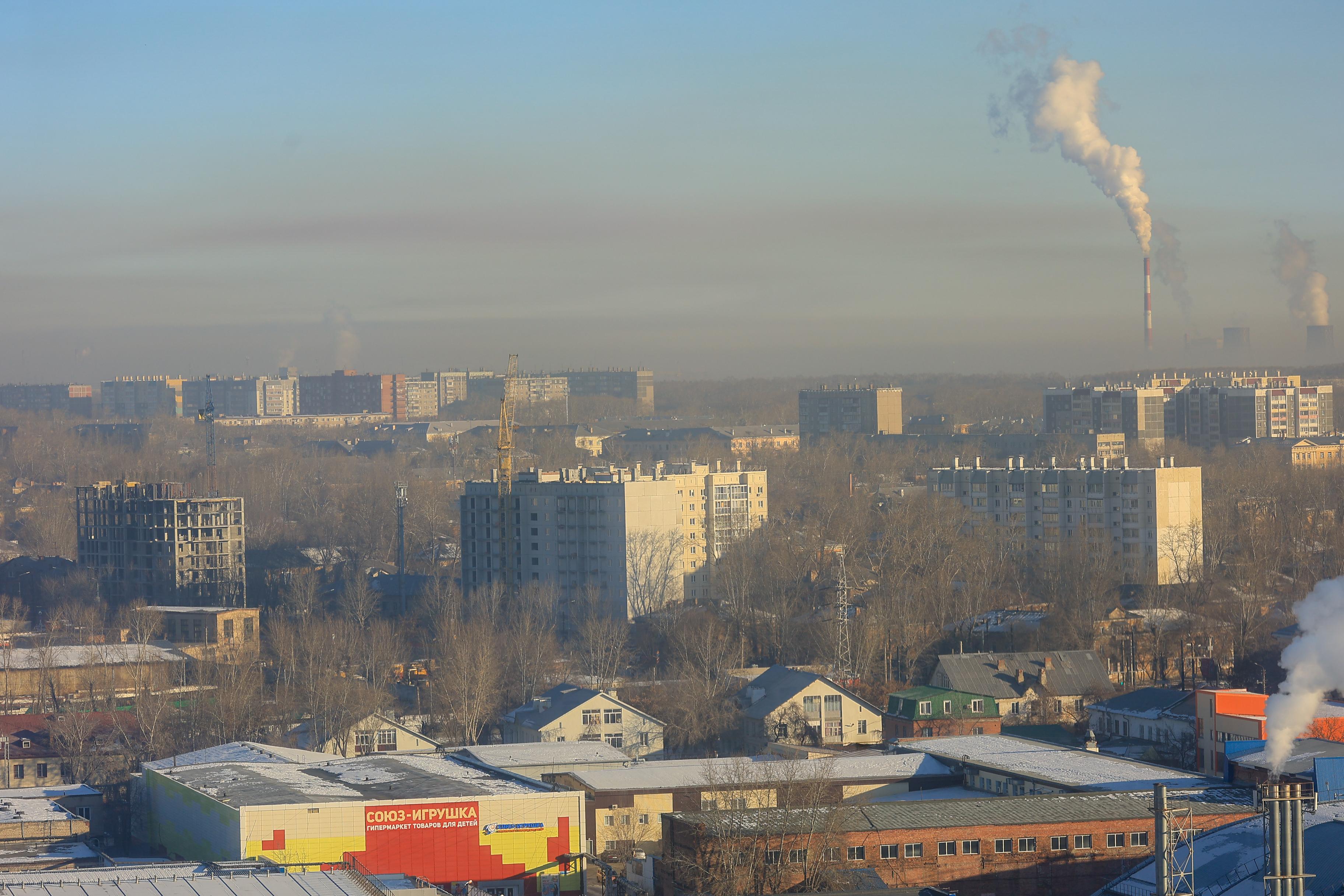 Город под серым куполом: Челябинск заволокло пеленой выбросов