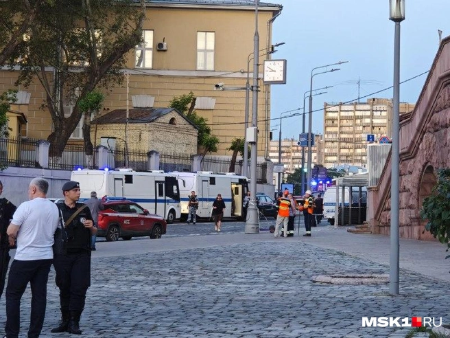На месте десятки полицейских машин | Источник: Анастасия Харитонова / MSK1.RU