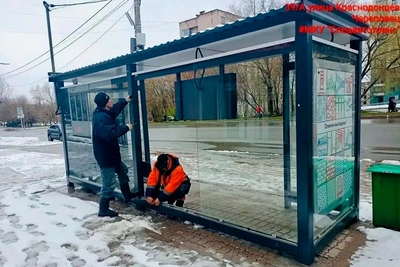 В Череповце заменили разбитые стекла на остановках