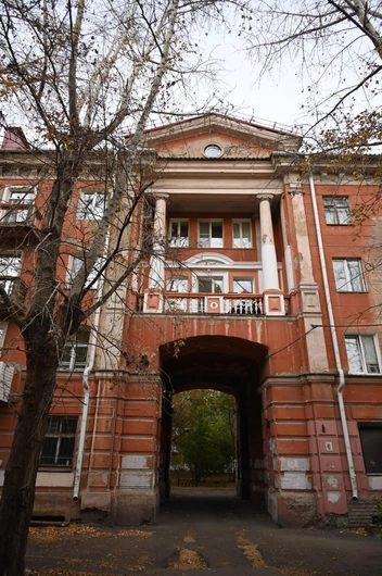 Только представьте: на вас плащ или легкое пальто, а позади такая красота! | Источник: Артемий Скиба