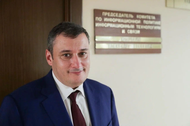 Серьги оказались не с традиционной семицветной, а с шестицветной радугой | Источник: Александр Хинштейн / Vk.com