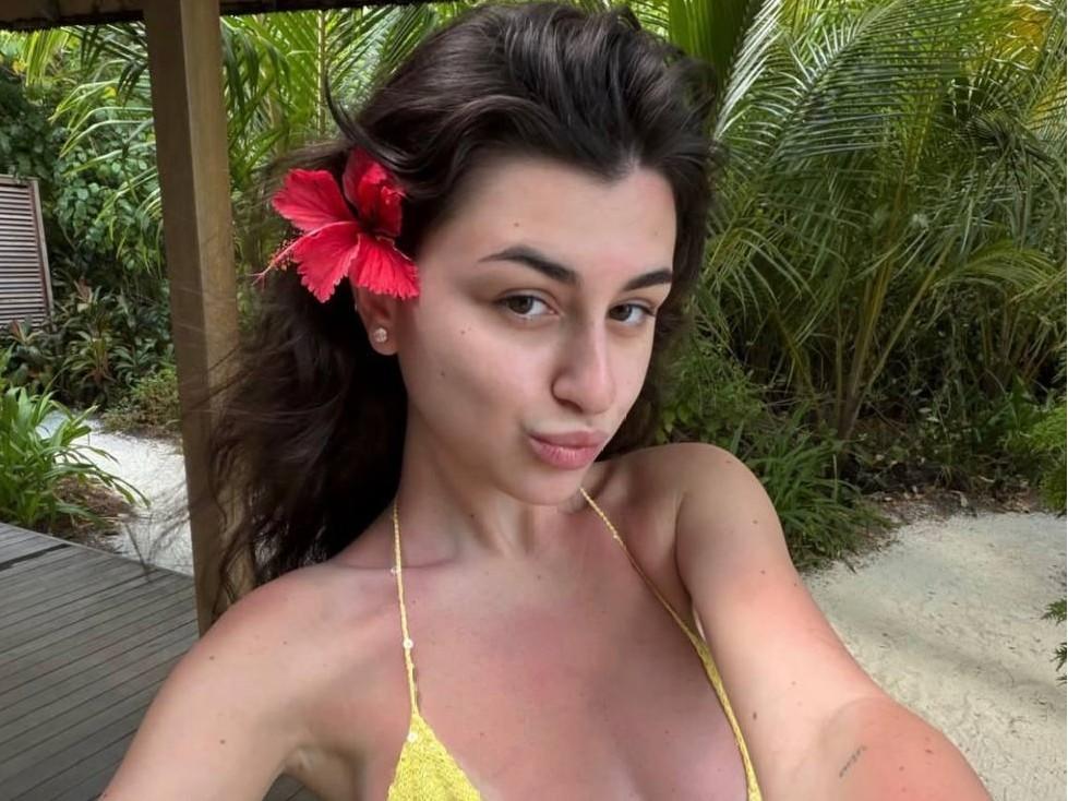 Бикини вместо пуховиков: Седокова, Самойлова, Киба и другие звезды топят песок горячими образами