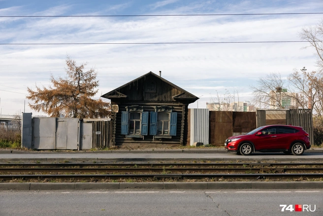 Это часть все того же квартала. Когда-то дом был в окружении подобных. Теперь он будто одинокая крепость между прошлым и настоящим | Источник: Наталья Лапцевич