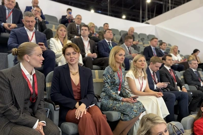 Губернатор Ситников представил демографический стандарт на ПМЭФ