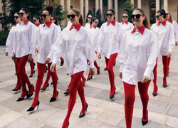 Как красные воротнички стали символом борьбы против насилия над женщинами?