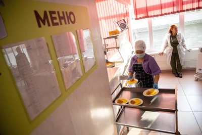 Омских школьников разделили на платников и бесплатников