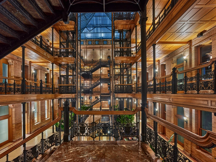 Коворкинг в знаменитом здании Bradbury Building в Лос-Анджелесе (фото 3)