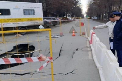 Провал асфальта в Челябинске перекрыл движение транспорта