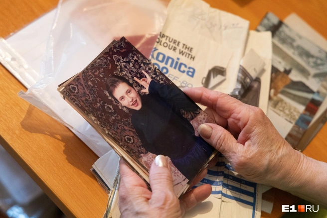 Фото дочки Нина Арнольдовна хранит в файлике&nbsp;— альбома у нее нет | Источник: Владислав Лоншаков / E1.RU