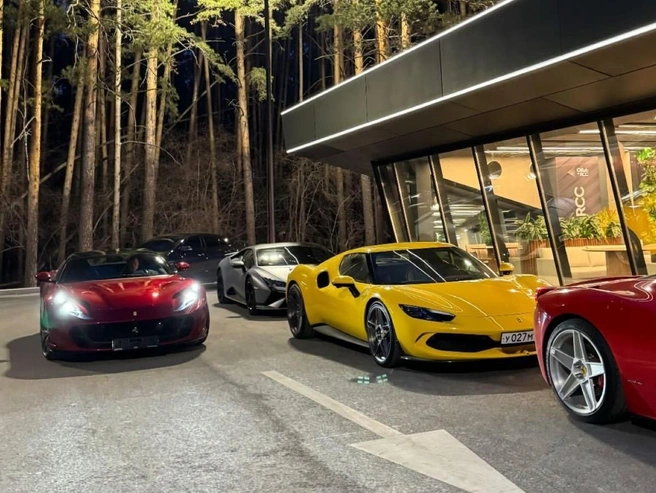 Новый кабриолет в окружении других элитных авто | Источник: ruslan_woody_ / Instagram.com*