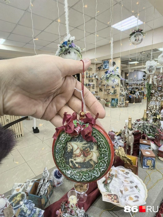 Игрушку с изображением символа года обязательно нужно повесить на елочку | Источник: Анастасия Шевякова / 86.RU