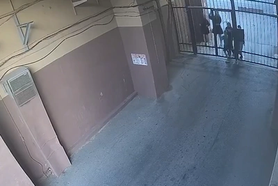 Подростки ломают ворота и дерутся в центре Волгограда
