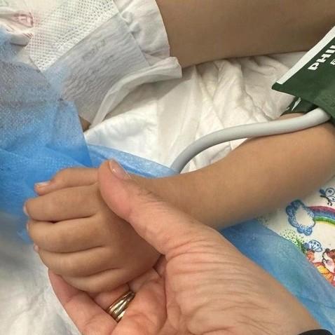«Жалуется на головные боли»: как поживает и каким стал малыш Яздан, которого наркоман ударил об пол в Шереметьево в июне
