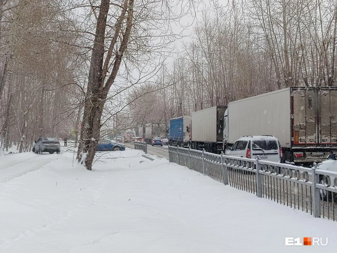 Некоторые автомобилисты (слева) решили объезжать по тротуару | Источник: Роман Марьяненко / E1.RU
