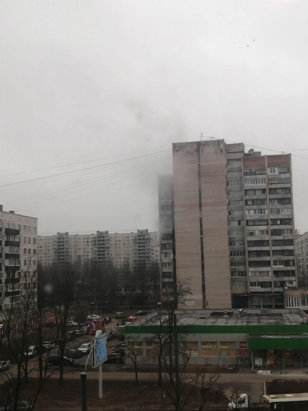 На Сиреневом бульваре горело здание бывшего общежития. Эвакуировали дюжину жильцов (фото) | Источник: ДТП и ЧП | Санкт-Петербург | Питер Онлайн | СПб