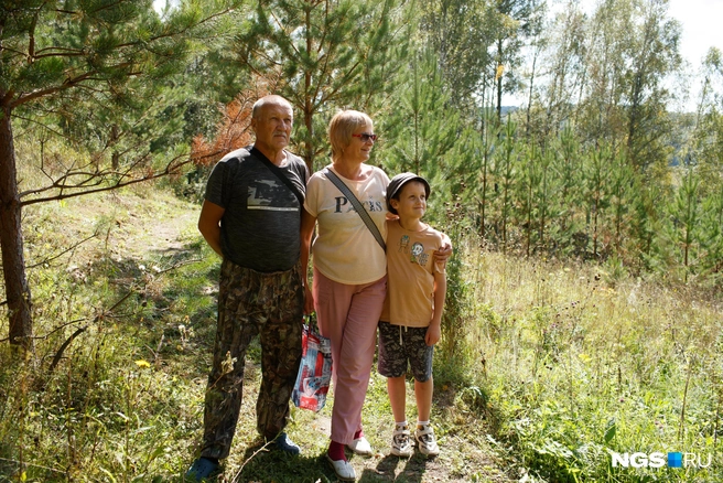 Супруги Иван и Светлана из Искитимского района приехали в Суенгу уже во второй раз. В первый посещали вдвоем Егорьевское и свернули сюда случайно. Теперь целенаправленно привезли погулять внука | Источник: Андрей Бортко / NGS.ru