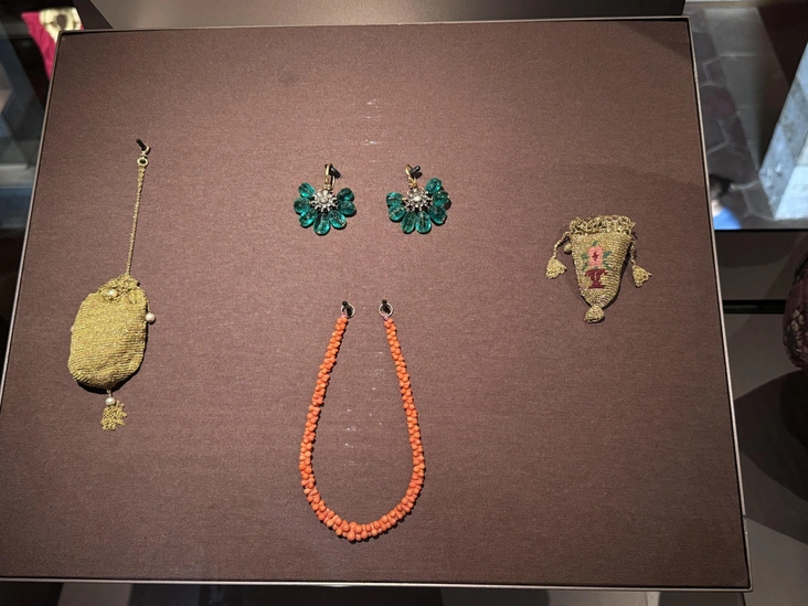 Украшения султанш и мешочки из золота для монет