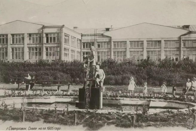 Вы бы наверняка сразу узнали, что это сквер на площади 1905 года, где сейчас стоит «Пассаж», поэтому такого вопроса в тесте не ждите | Источник: Pastvu.com
