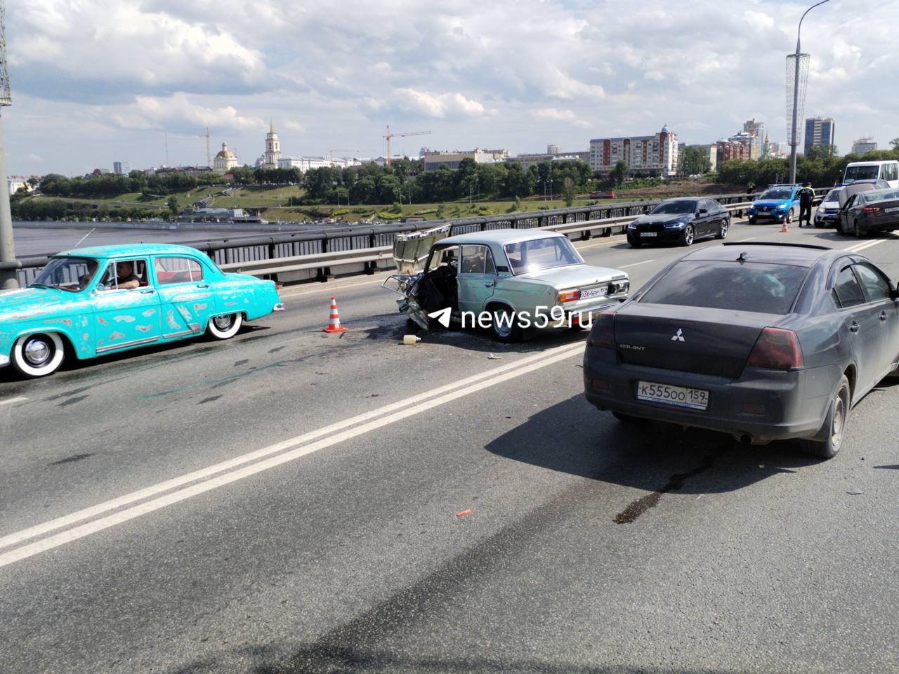 На Коммунальном мосту столкнулись три легковушки, «Жигули» разбились всмятку — фото