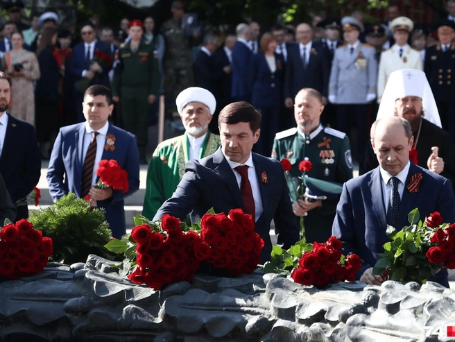 Горожане принесли к Вечному огню алые розы | Источник: Наталья Лапцевич 