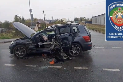 КАМАЗ протаранил легковушку в Казани: двое в больнице
