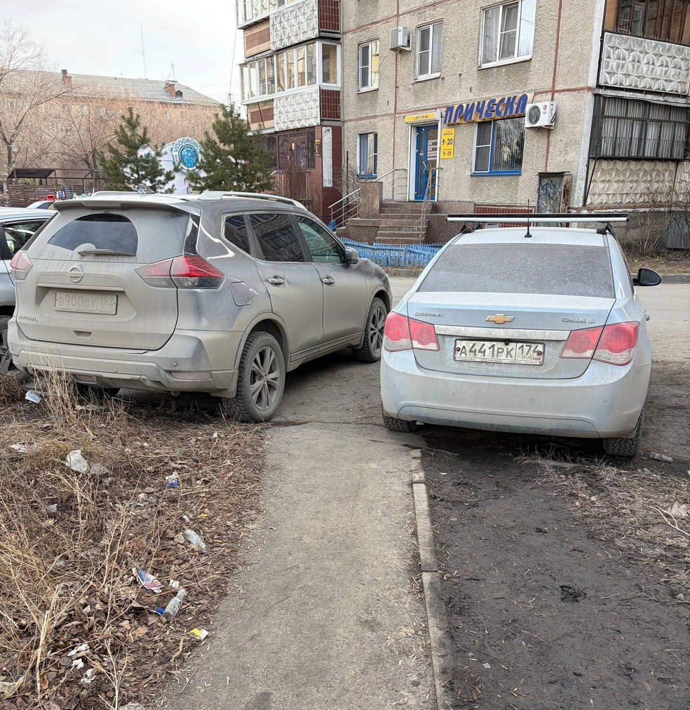 На первый взгляд, нарушений нет: обе машины стоят на парковке возле дома Воровского, 19а. Но Chevrolet перекрывает выход с тротуара. Пункт 12.4 запрещает остановку в местах, где транспортное средство создаст помехи для движения пешеходов | Источник: читатель 74.RU