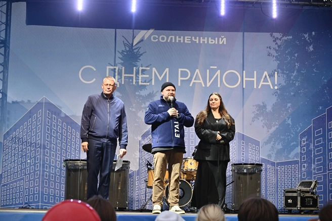Юрий Гусев поздравил гостей со сцены | Источник: Максим Воробьев