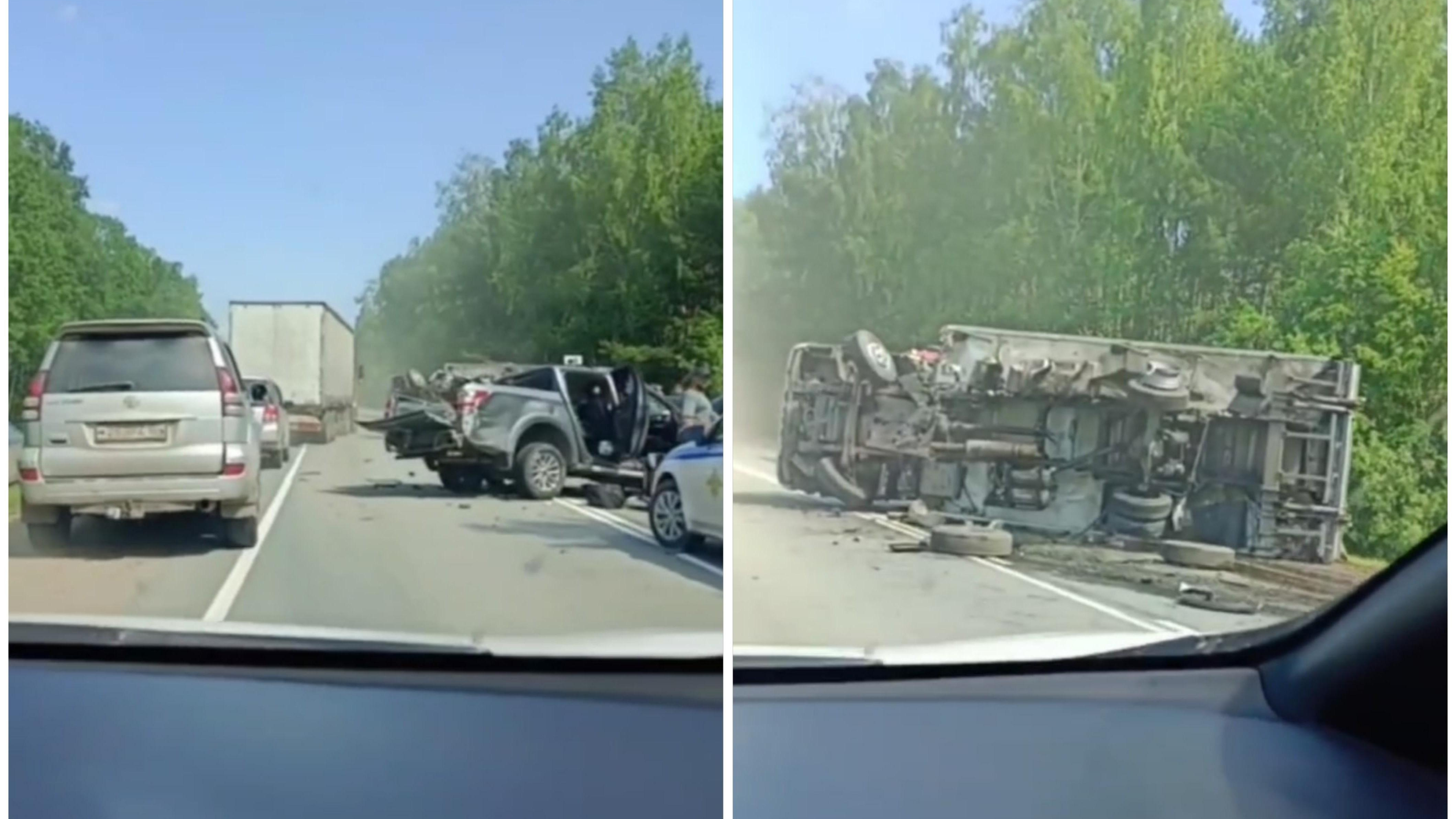 Грузовик завалился набок: жесткое ДТП произошло на новосибирской трассе — видео с места аварии