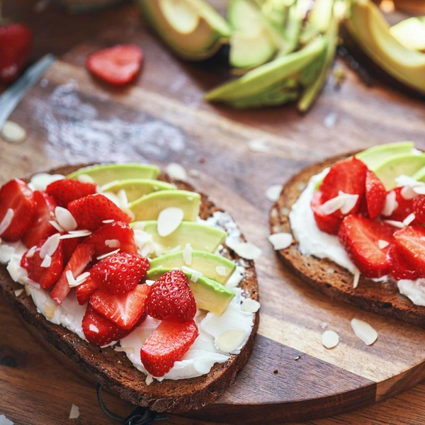 Тосты с рикоттой, авокадо и клубникойЗавтрак от Джейми Оливера, который порадует даже тех, кто придерживается строгой диеты.Полный рецепт тостов с рикоттой, авокадо и клубникой читайте по ссылке.