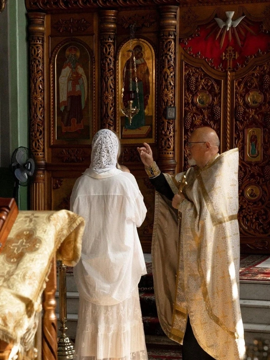Таинство проводил настоятель церкви, отец Игорь Шестаков | Источник: @litvinova_alexandra