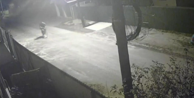 Этого мужчину на велосипеде подозревают в порче машин местные жители. Он часто ездит на транспорте поздними вечерами или по ночам | Источник: читатель 72.RU