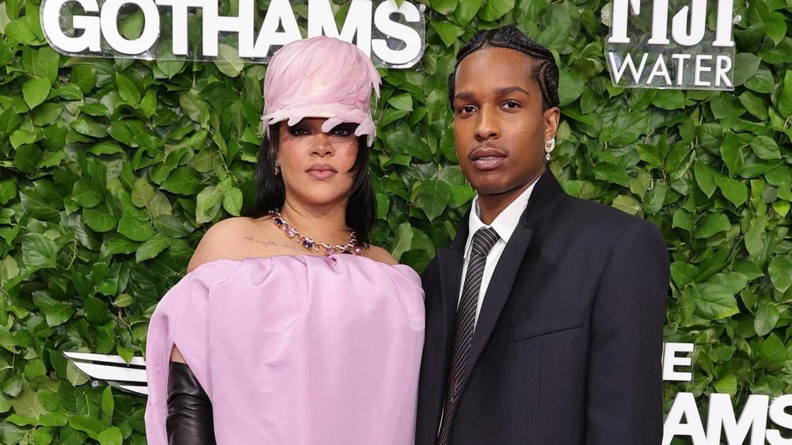 С пеленок в Dior: первое фото 7-месячной дочки Рианны