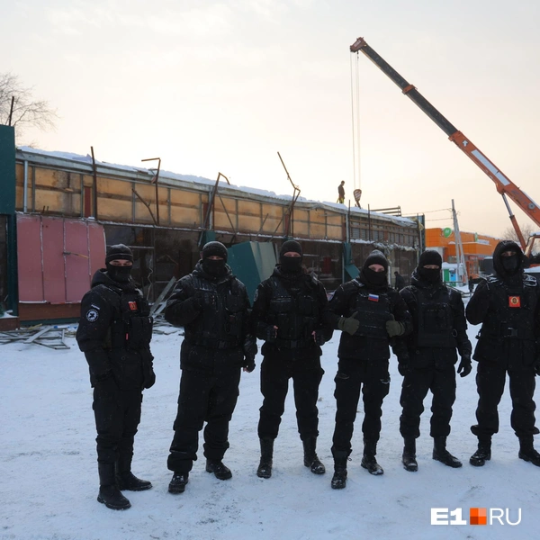 На место прибыли парни в форме «Русской общины» | Источник: Владислав Лоншаков / E1.RU