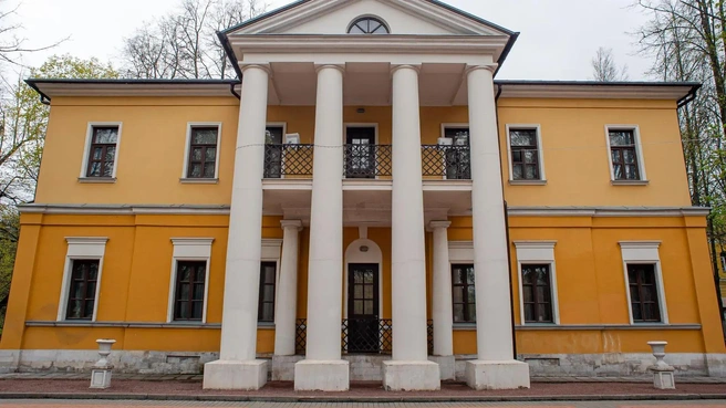 А это&nbsp;— один из флигелей усадьбы | Источник: Wikipedia.org