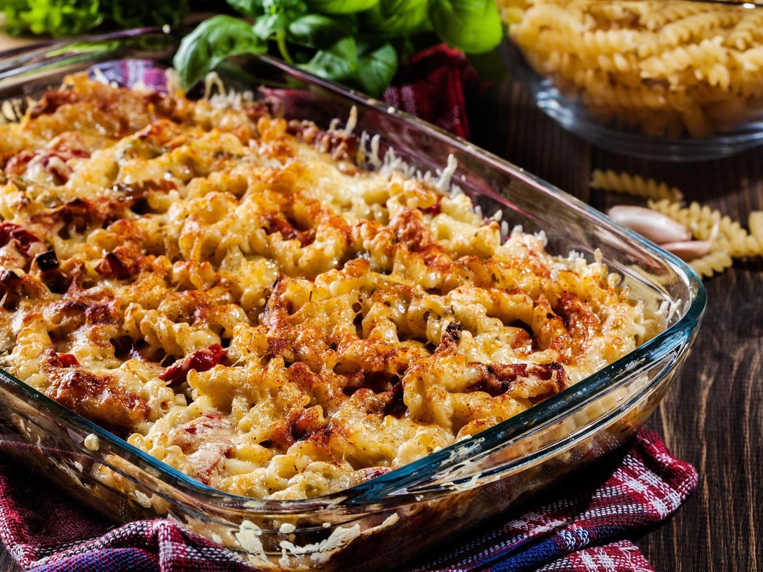 Вместо лазаньи: сытная запеканка с макаронами и сосисками на скорую руку | marieclaire.ru