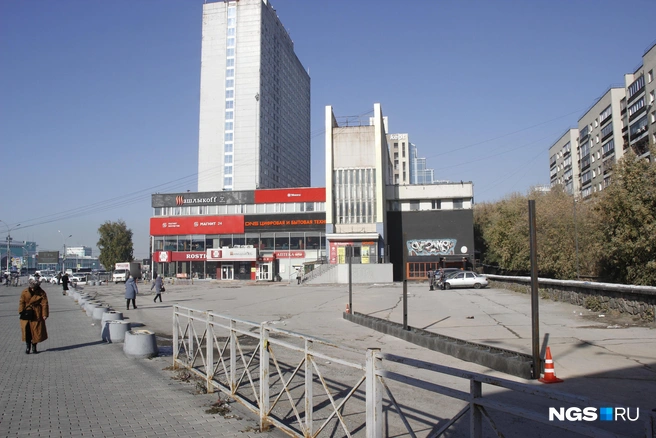 Лишь этой осенью на въезде появилась не завершенная пока конструкция. Для чего она предназначена, неясно | Источник: Стас Соколов / NGS.RU