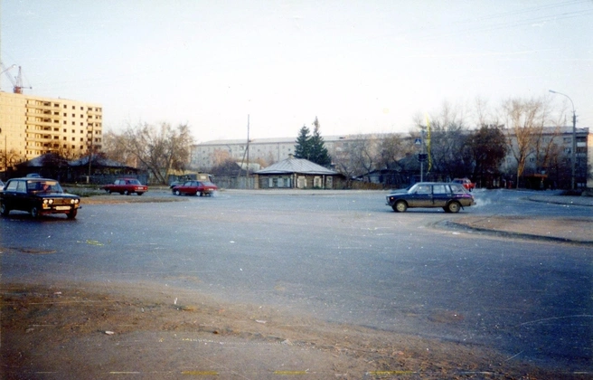 Перекресток 50 лет Октября и Максима Горького в 1997 году. Его не узнать! Согласны? | Источник: David Bukarinov