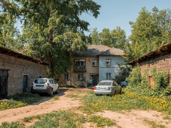 Вид на жилой комплекс со стороны забора | Источник: Александр Куренной / 76.RU