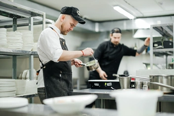 И помогает новичкам тоже стать профи в этом деле | Источник: Ксения Зимина