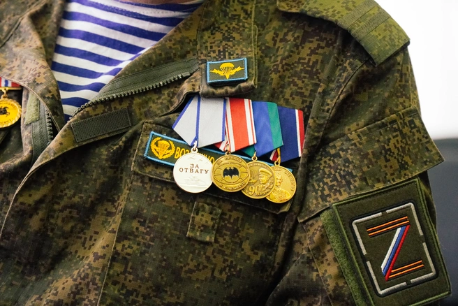 Награды были вручены родным и близким погибших — родителям, супругам и детям | Источник: Елена Латыпова / NGS55.RU