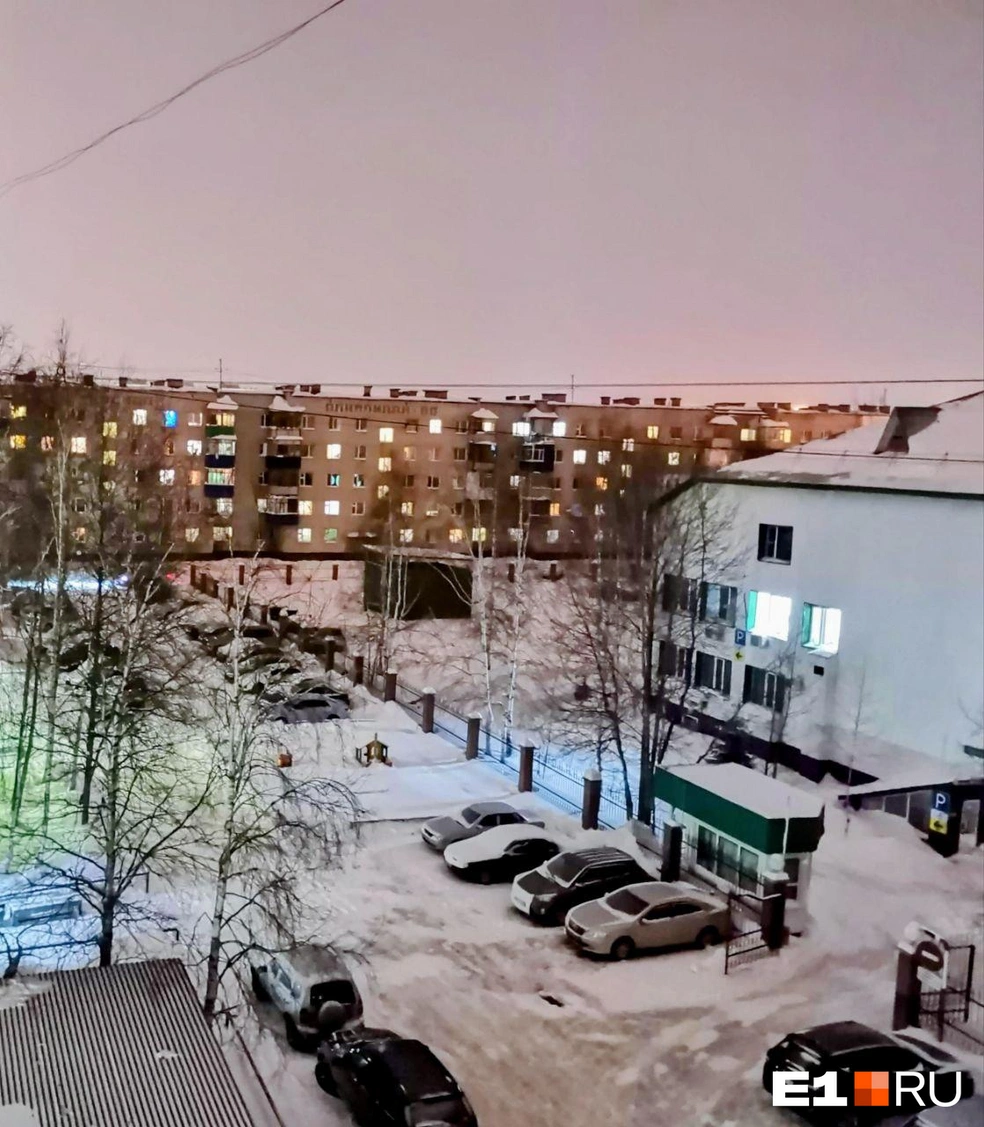 Обычный нижневартовский двор, в которой легко заехать. Забором обнесена только больница | Источник: читатель E1.RU Иван