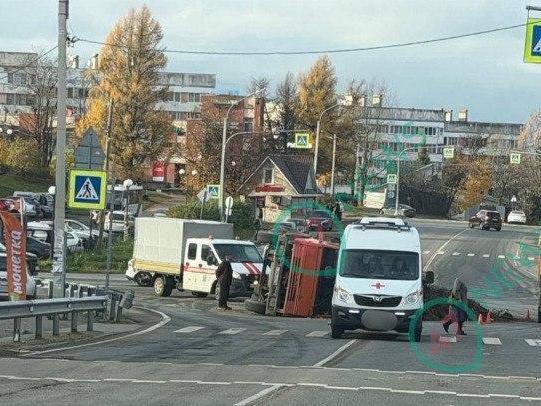 В Первомайском перевернулся самосвал с песком