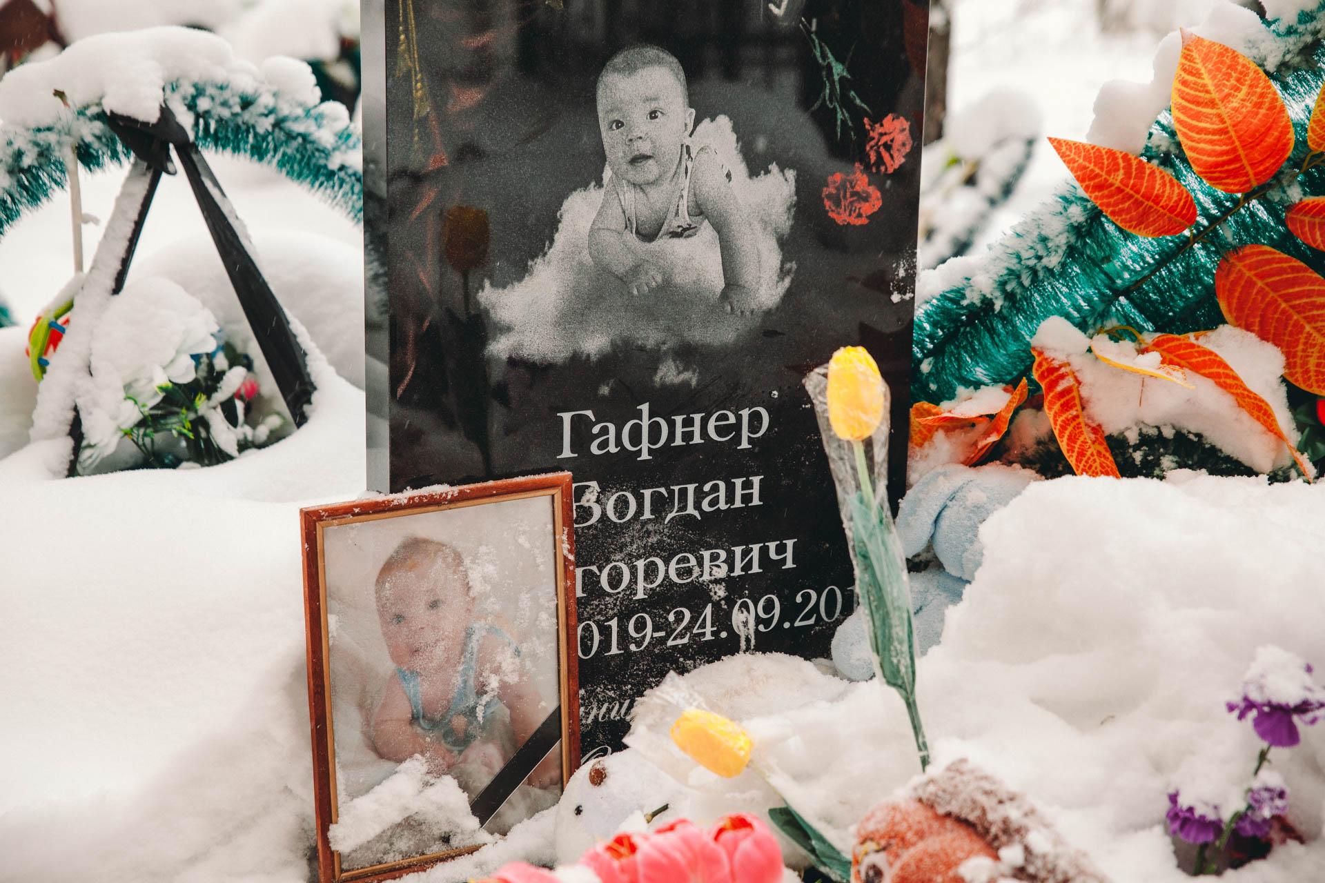 «Ей для ритуала нужен был младенец». Как живет семья малыша, которого няня принесла в жертву «ради спасения мира» под Тюменью