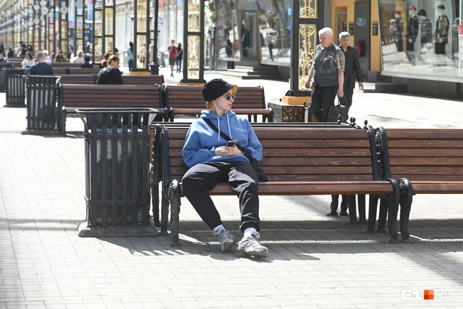В Екатеринбурге на улице Вайнера ну очень много скамеек | Источник: Дмитрий Емельянов / E1.RU