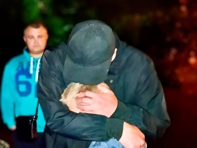 «Сидел напуганный в подъезде». Волонтеры рассказали, как искали потерявшегося в мощный ночной ураган 9-летнего мальчика